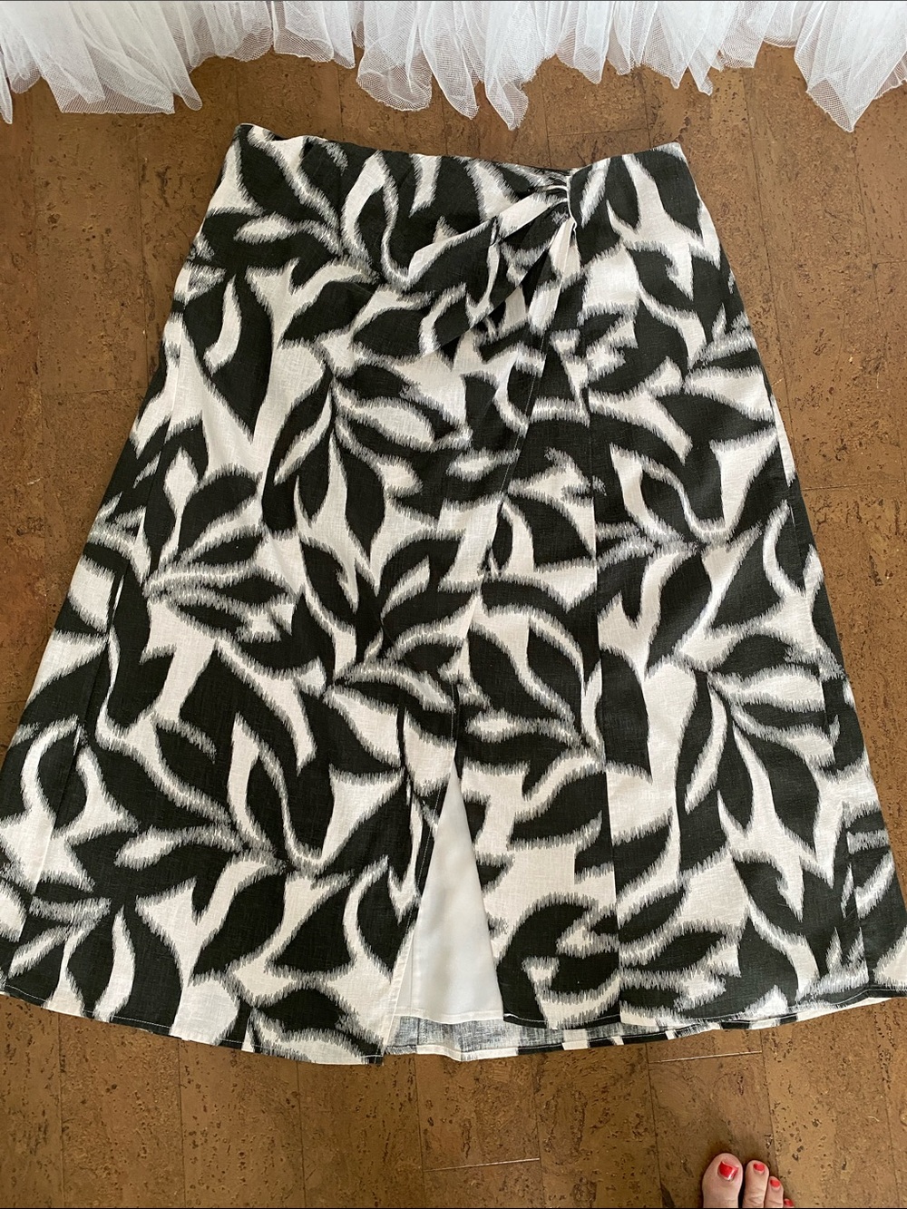 Banana Republic Black and Off White abstract Linen-Blend Faux Wrap Skirt 16